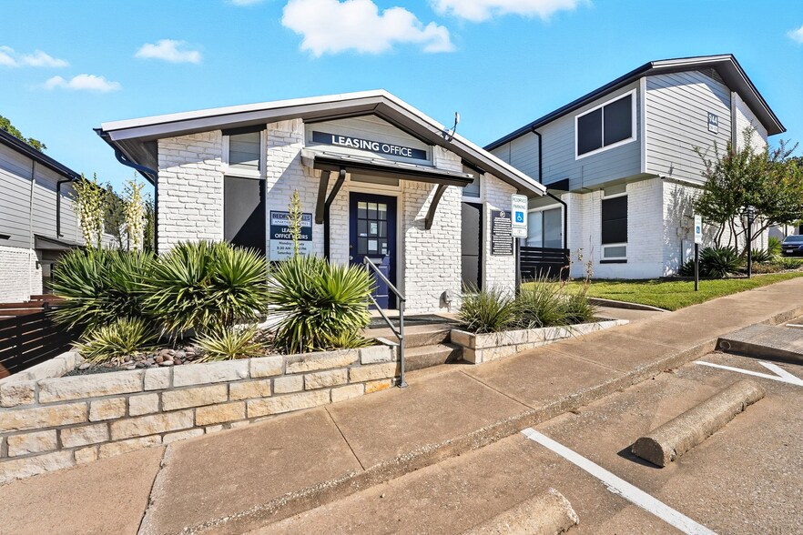 964 Simpson Ter, Bedford, TX à vendre - Photo du bâtiment - Image 3 de 12