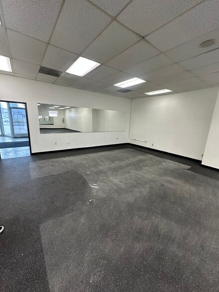 501 W 17th St, Santa Ana, CA for lease - Building Photo - Image 3 of 30