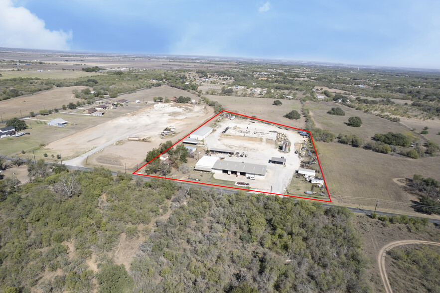 14685 Old Frio City Rd, Lytle, TX à louer - Photo du bâtiment - Image 3 de 21