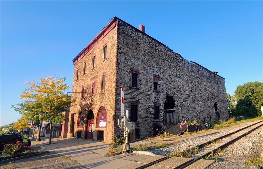 613 Main St, Medina, NY à vendre - Photo du bâtiment - Image 2 de 5