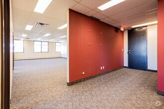 5920 & 5940 Macleod Trl SW, Calgary, AB à louer Photo intérieure- Image 2 de 10