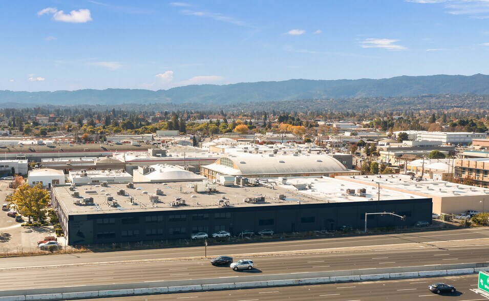 1089 Mills Way, Redwood City, CA à louer - Photo du bâtiment - Image 2 de 10