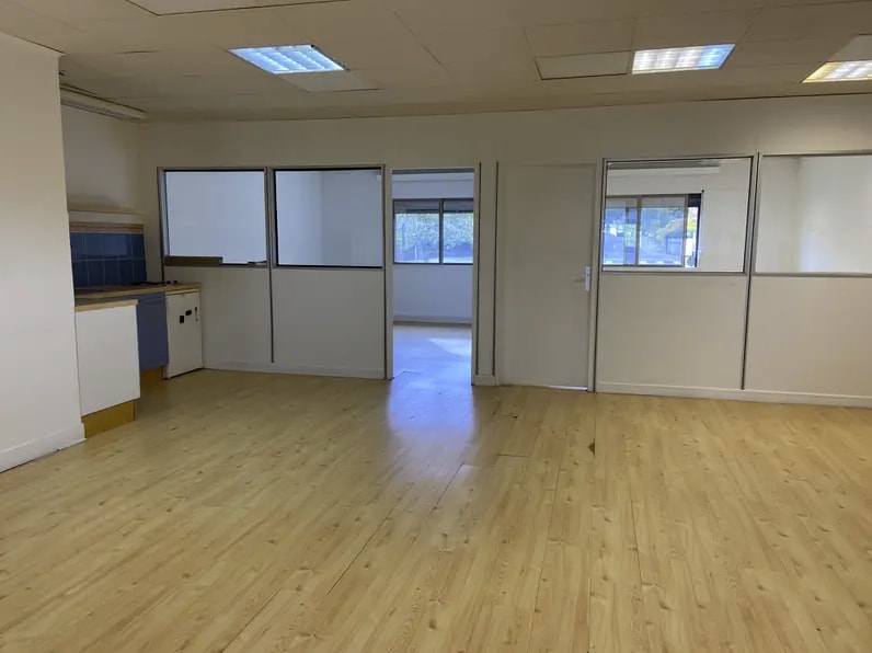 Office in Saint-Germain-en-Laye for lease Interior Photo- Image 1 of 3