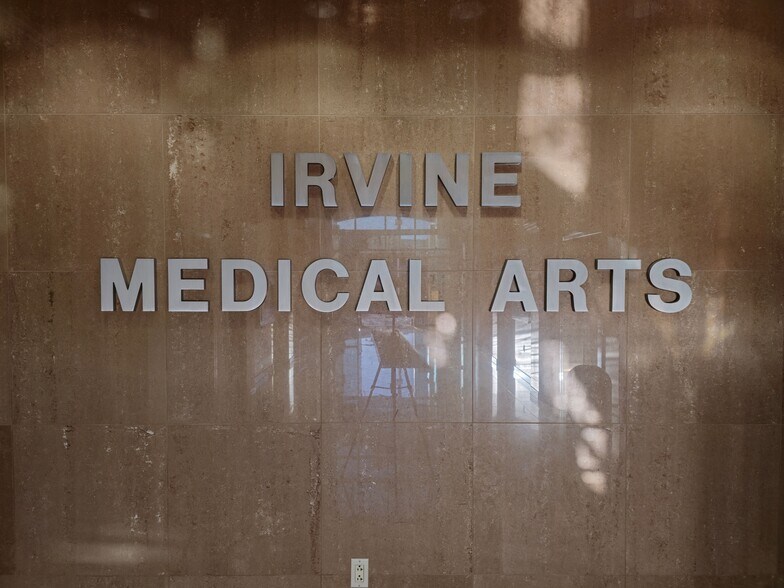 113 Waterworks Way, Irvine, CA à vendre - Photo du bâtiment - Image 2 de 19