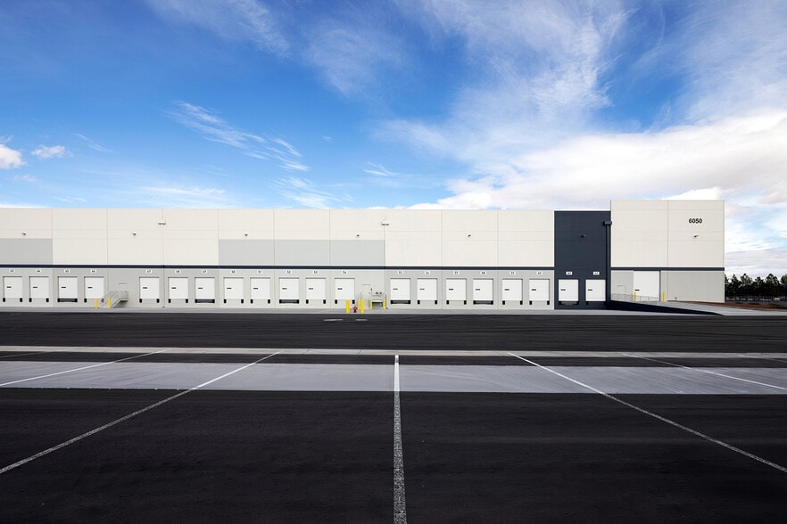6050 N Hollywood Blvd, Las Vegas, NV for lease - Building Photo - Image 2 of 6