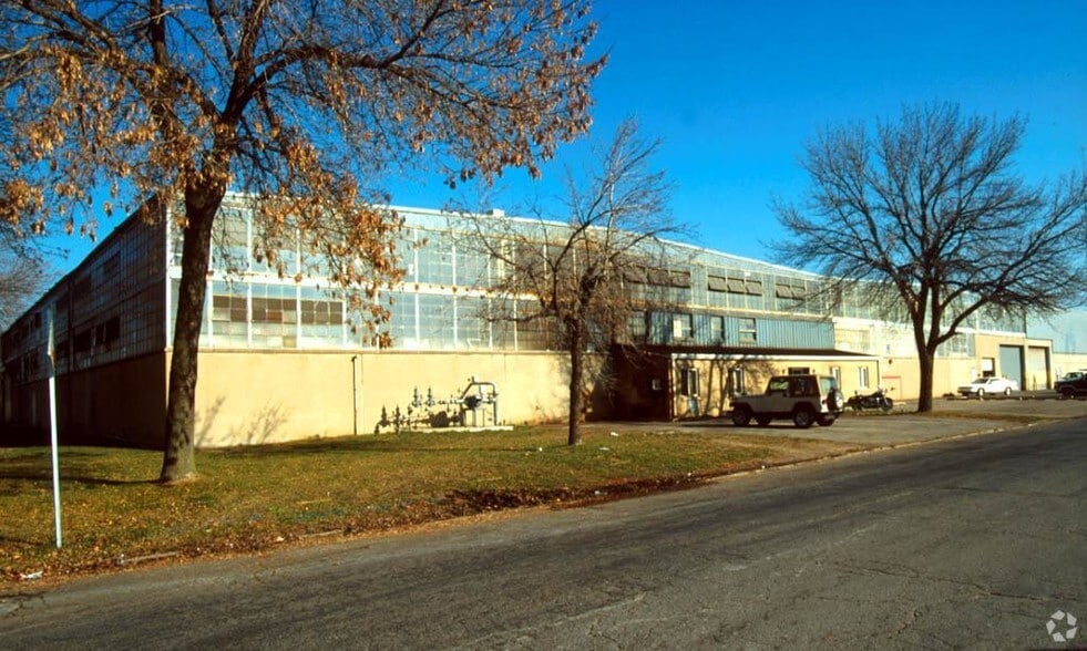 136 W Commercial Ave, Addison, IL for sale - Building Photo - Image 3 of 6