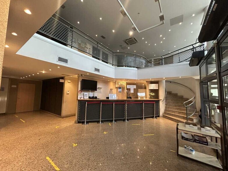 Bureau dans Créteil à louer - Hall d’entrée - Image 2 de 4