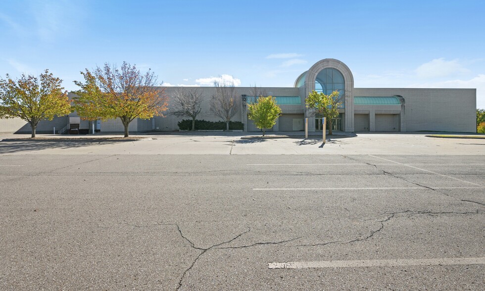 Former Sears portfolio of 6 properties for sale on LoopNet.ca - Primary Photo - Image 3 of 5