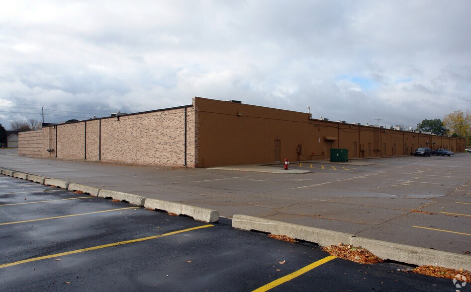 13205-13325 E 14 Mile Rd, Sterling Heights, MI à louer - Photo du bâtiment - Image 2 de 8