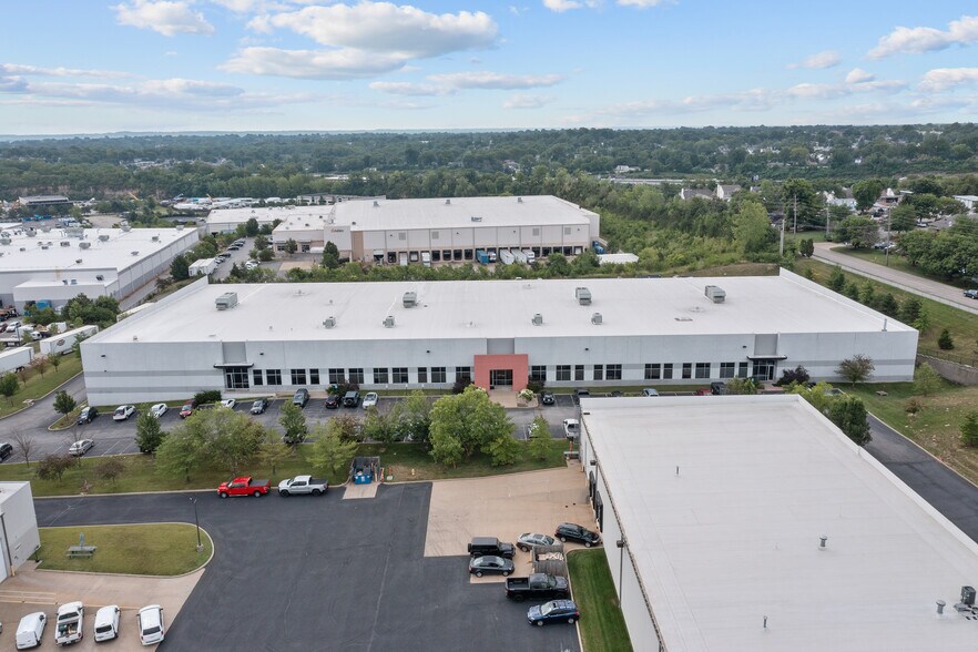9787 Green Park Industrial Dr, Saint Louis, MO à louer - Photo du bâtiment - Image 3 de 23