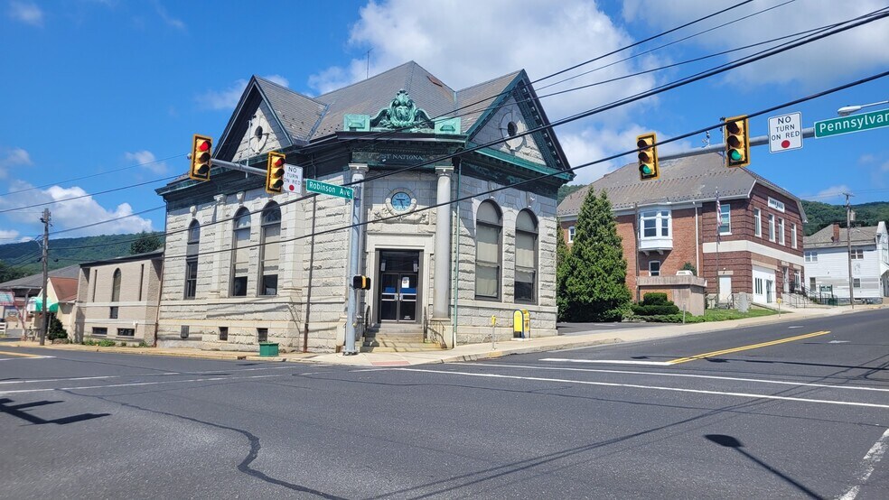 1 N Robinson Ave, Pen Argyl, PA à vendre - Photo du bâtiment - Image 1 de 13