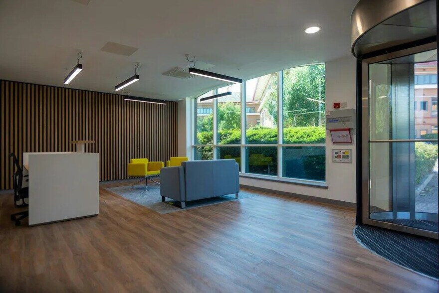 5 Mondial Way, Hayes à louer - Photo du bâtiment - Image 2 de 7