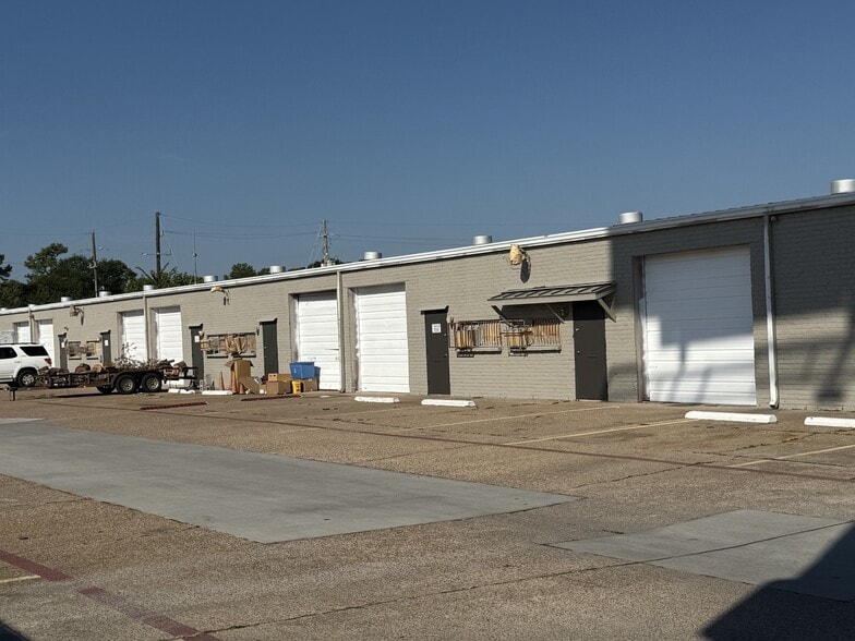 13329 Veterans Memorial Dr, Houston, TX for lease - Building Photo - Image 3 of 13