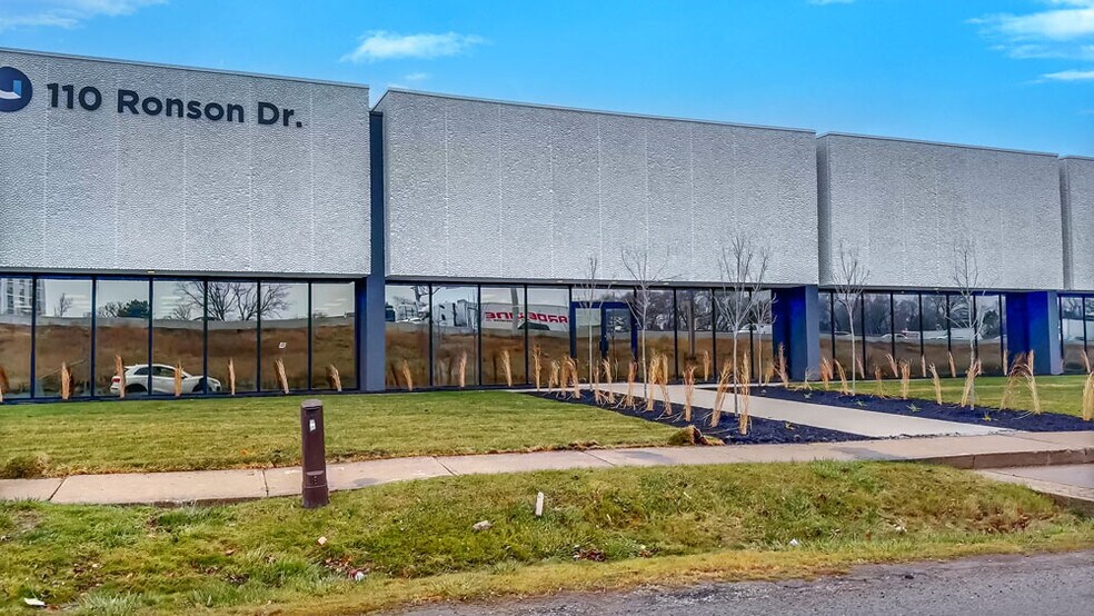 110 Ronson Dr, Toronto, ON à louer - Photo du bâtiment - Image 2 de 6