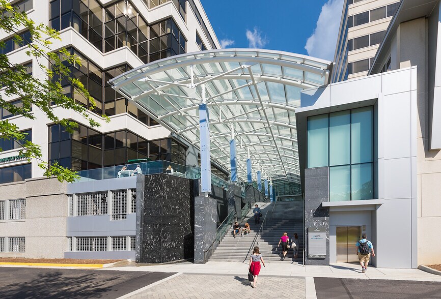 1765 Greensboro Station Pl, McLean, VA à louer - Photo du bâtiment - Image 2 de 10