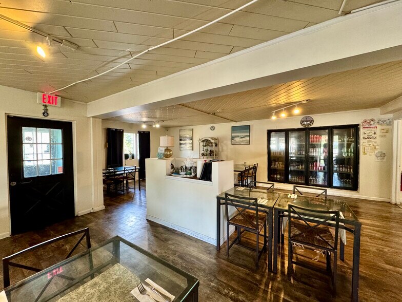 749 Mount Sinai Coram Rd, Mount Sinai, NY à vendre - Photo du bâtiment - Image 3 de 11