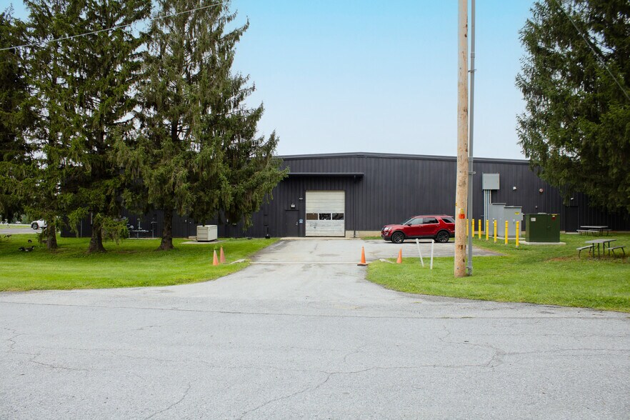 3825 Hartzdale Dr, Camp Hill, PA à louer - Photo du bâtiment - Image 2 de 5
