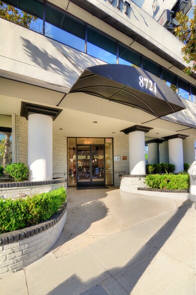 8721 W Sunset Blvd, West Hollywood, CA à louer - Photo du bâtiment - Image 3 de 8