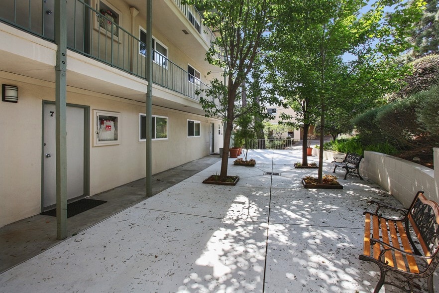 2200 Village Ct, Belmont, CA à vendre - Photo du bâtiment - Image 2 de 60