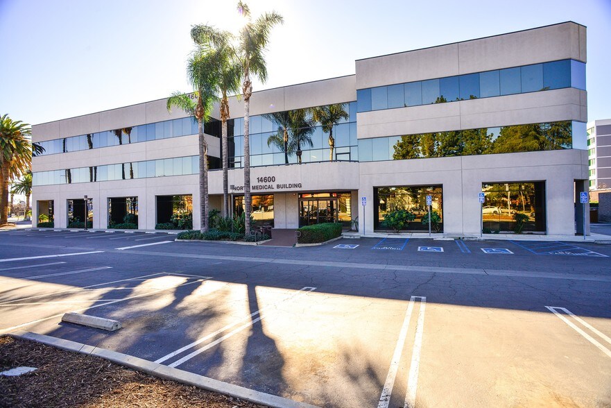 14600 Sherman Way, Van Nuys, CA à louer - Photo du bâtiment - Image 1 de 9