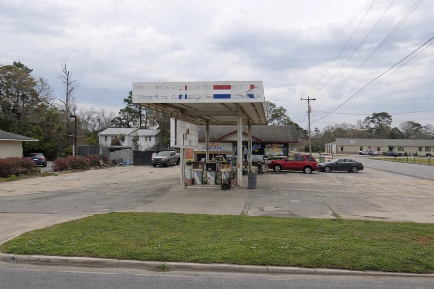 300 N Hutchinson Ave, Adel, GA for sale - Building Photo - Image 2 of 3