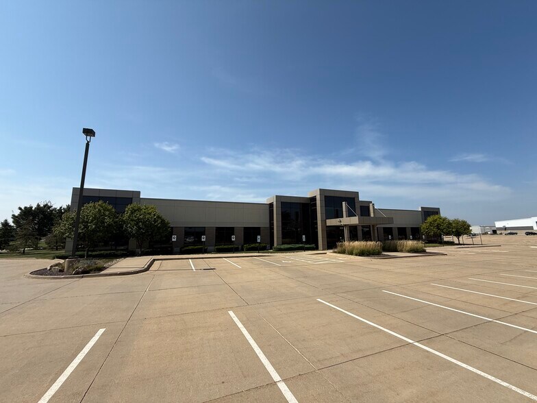 1450 N Center Point Rd, Hiawatha, IA à louer - Photo du bâtiment - Image 3 de 12