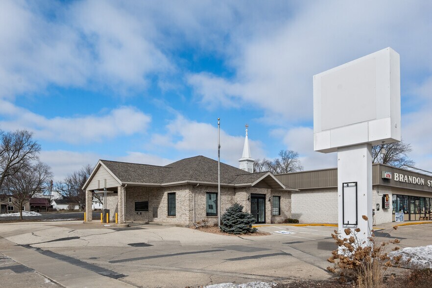 102 S Woodward St, Brandon, WI à vendre - Photo du bâtiment - Image 3 de 42