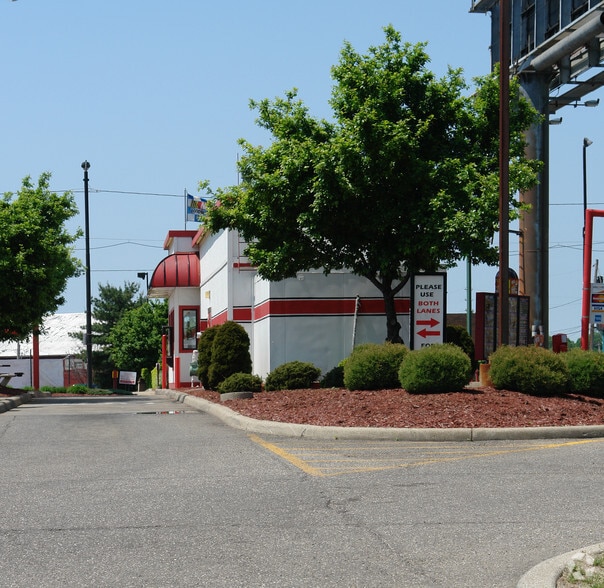 711 E Market St, Akron, OH for lease - Building Photo - Image 2 of 3