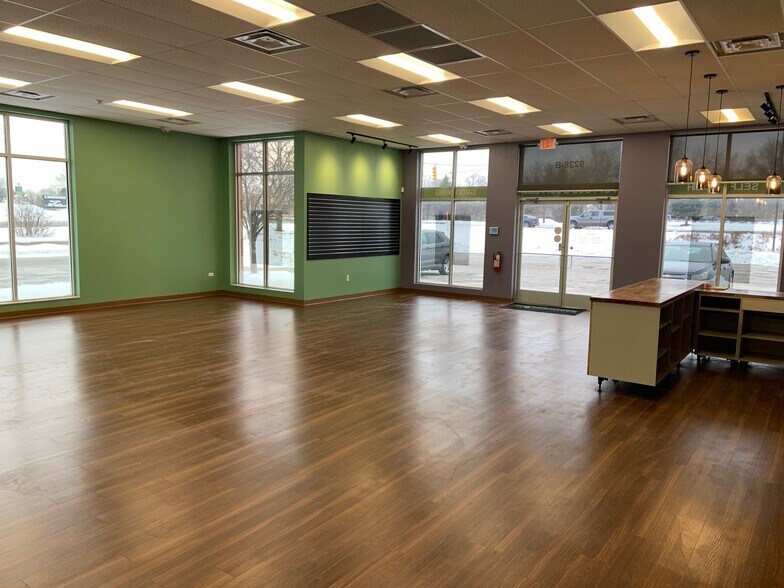 9228 Highland Rd, White Lake, MI à louer - Photo du bâtiment - Image 3 de 13