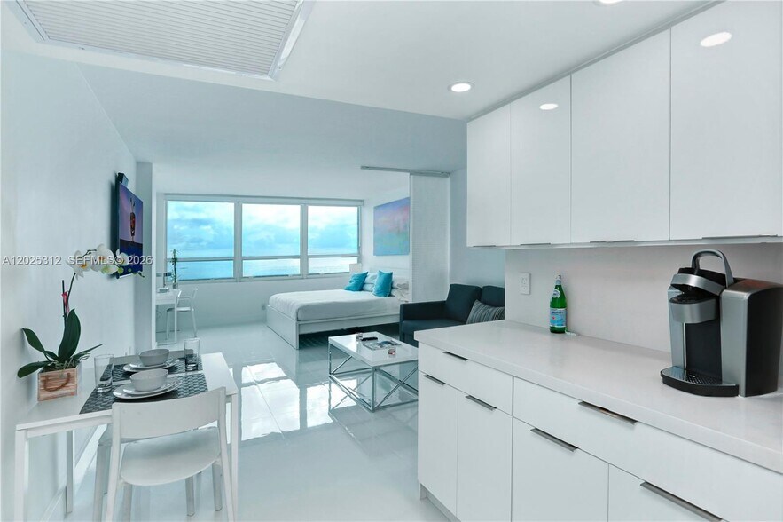 OCEANFRONT MIAMI BEACH AIRBNB PORTFOLIO portefeuille de 6 propriétés à vendre sur LoopNet.ca - Photo du bâtiment - Image 2 de 11