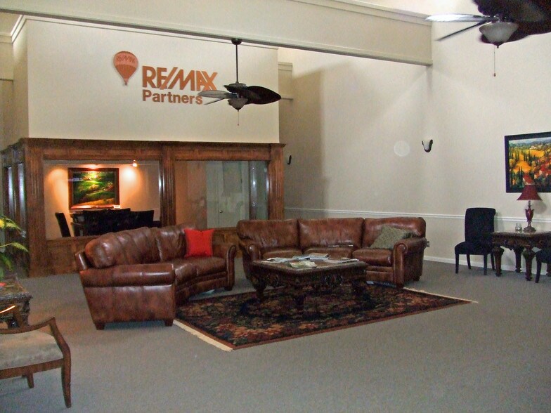 105 E Amity St, Louisburg, KS à louer - Hall d’entrée - Image 3 de 7