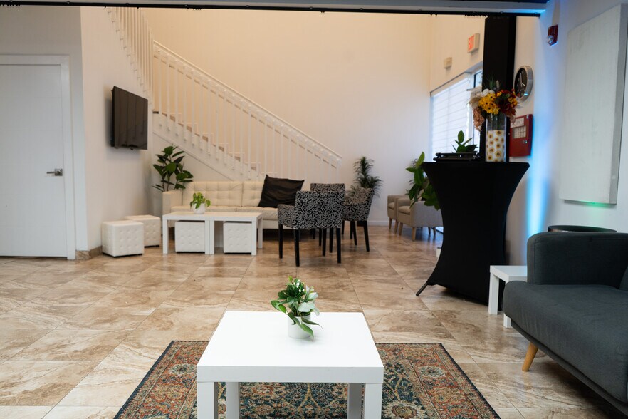 14066 NW 82nd Ave, Miami Lakes, FL à vendre - Photo du bâtiment - Image 2 de 24