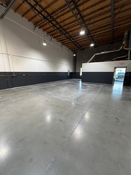 42095 Zevo Dr, Temecula, CA à louer - Photo intérieure - Image 3 de 11