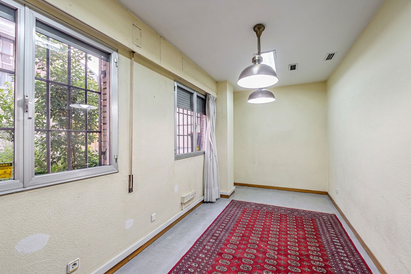 Madrid, MAD 28008 - Unit A - - Interior Photo - Image 1 of 20