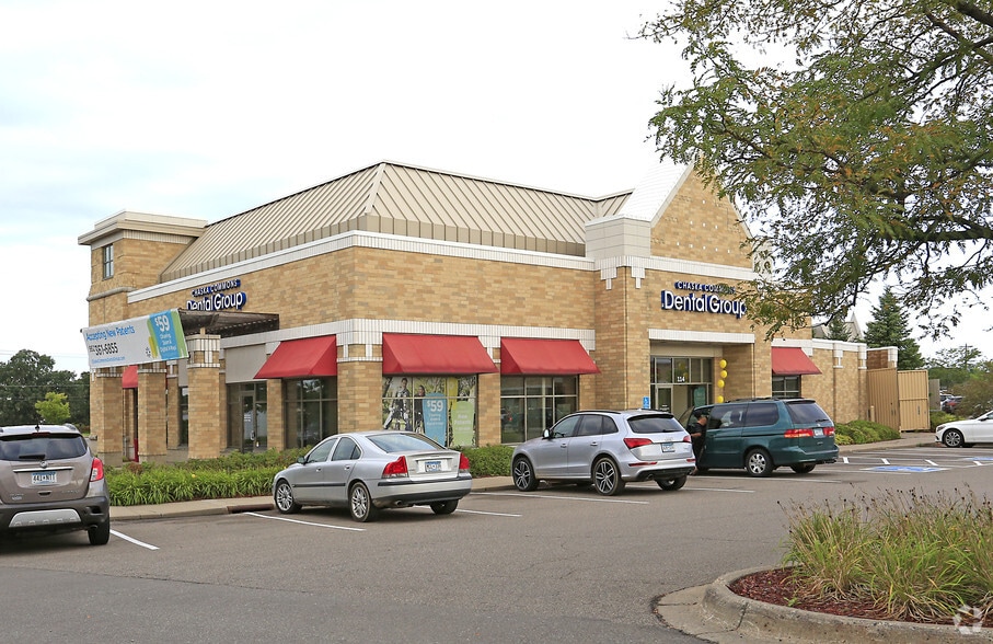 104-114 Pioneer Trl, Chaska, MN for lease - Building Photo - Image 2 of 2