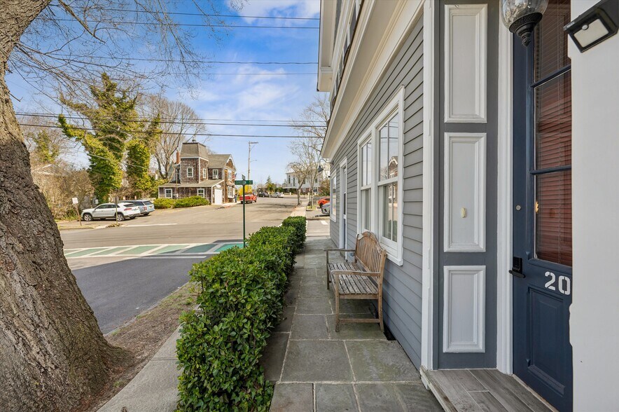 200 Division St, Sag Harbor, NY à louer - Photo du bâtiment - Image 3 de 14
