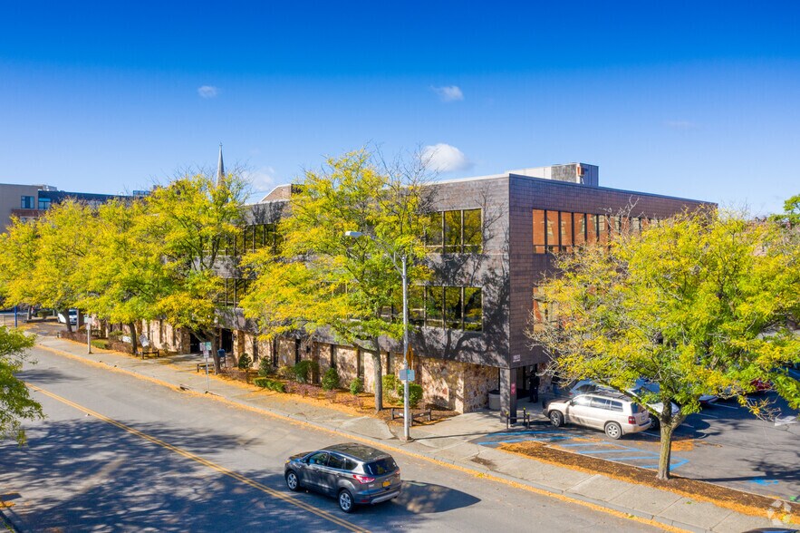 1801 6th Ave, Troy, NY à louer - Photo du bâtiment - Image 3 de 8