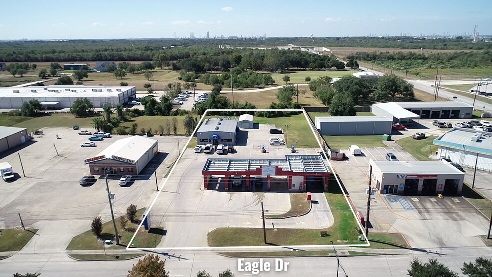 11515 Eagle Dr, Mont Belvieu, TX à vendre - Photo du bâtiment - Image 2 de 7