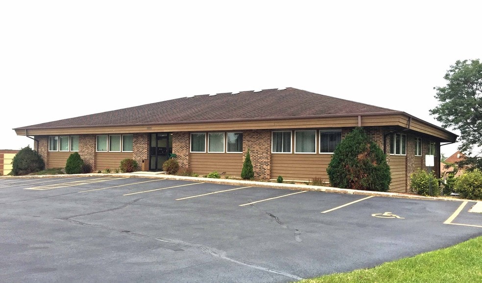 1285 Sunnyridge Rd, Pewaukee, WI à louer - Photo du bâtiment - Image 2 de 9