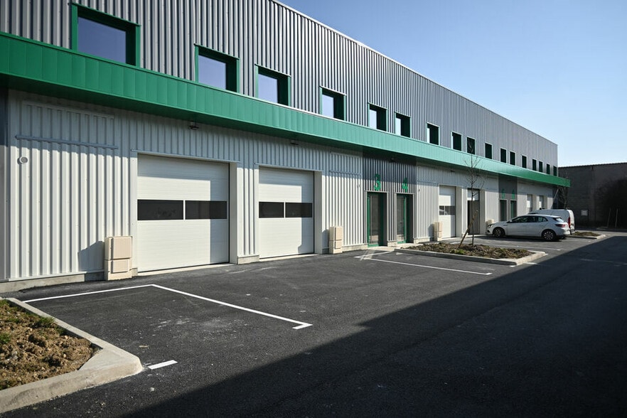 12 Rue Léopha, Mions for lease - Building Photo - Image 3 of 7