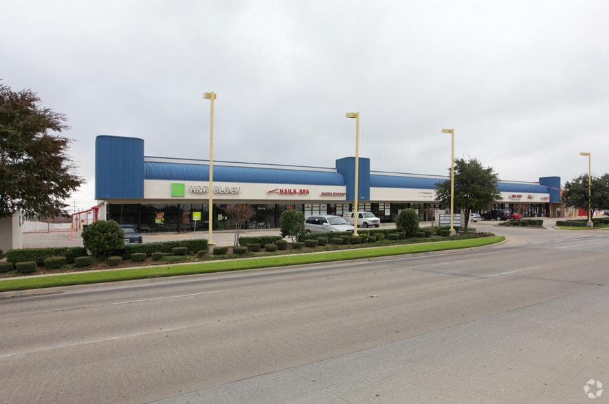 1102 W Pioneer Pky, Grand Prairie, TX à louer - Photo principale - Image 1 de 1