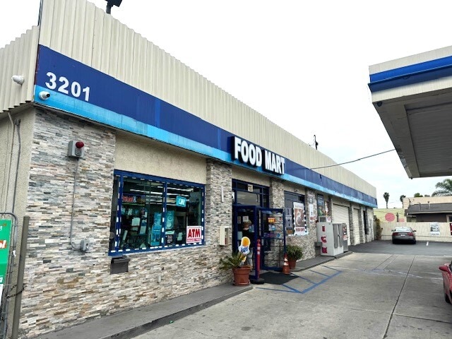 3201 E 7th St, Long Beach, CA for sale - Building Photo - Image 2 of 8