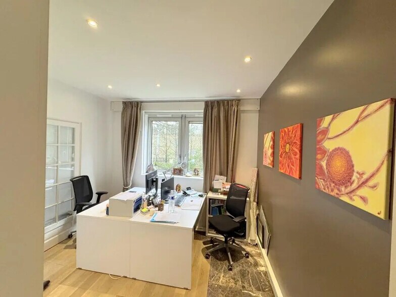 Office in Versailles for lease - Interior Photo - Image 2 of 8