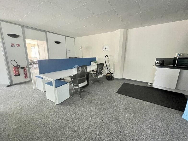 Office in Tremblay-en-France for lease - Building Photo - Image 1 of 9