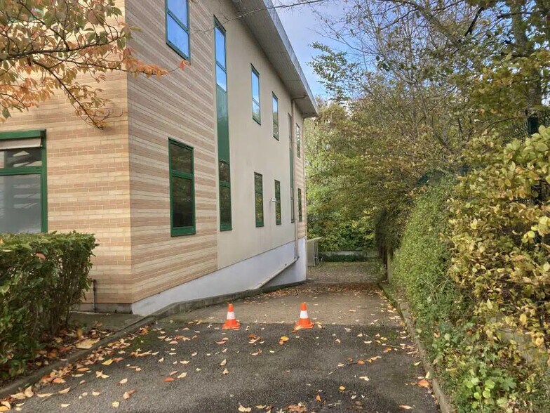 164-166 Avenue Joseph Kessel, Voisins-le-Bretonneux for lease - Building Photo - Image 3 of 8