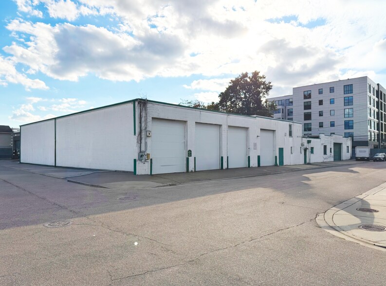 87-95 Searing Ave, Mineola, NY à vendre - Photo du bâtiment - Image 1 de 9