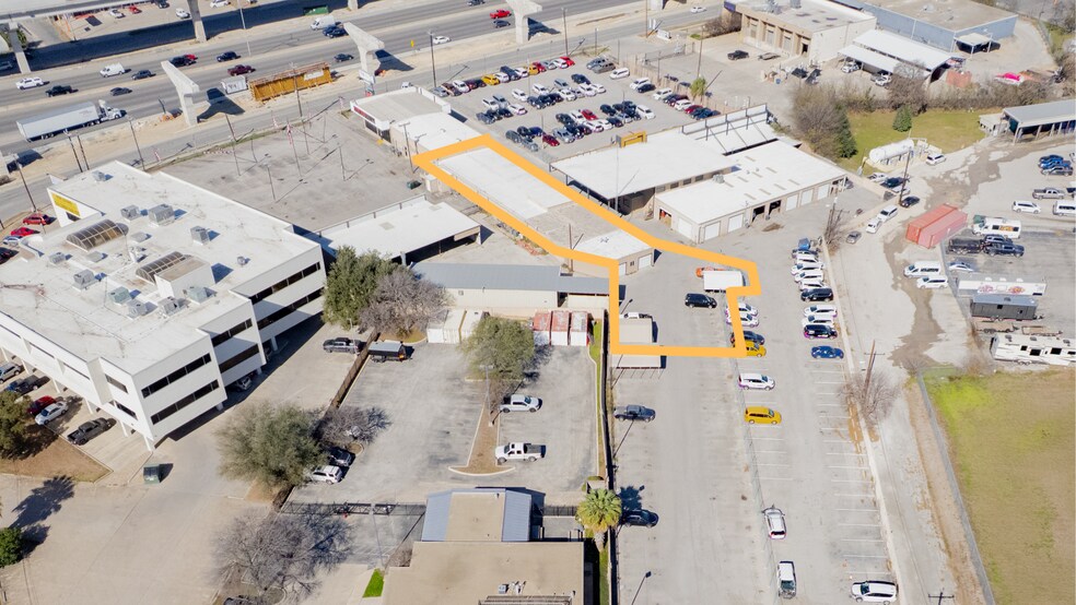 9600 N I-35, San Antonio, TX à louer - Photo du bâtiment - Image 3 de 20