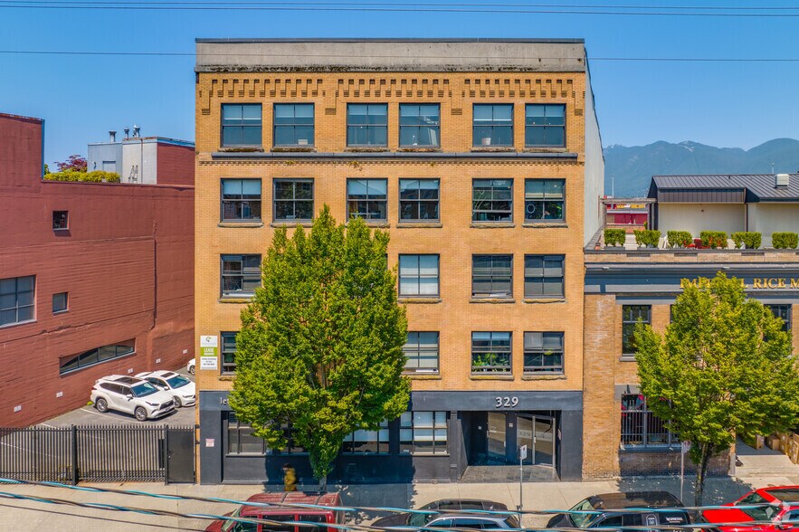325-329 Railway St, Vancouver, BC à louer - Photo du bâtiment - Image 2 de 6