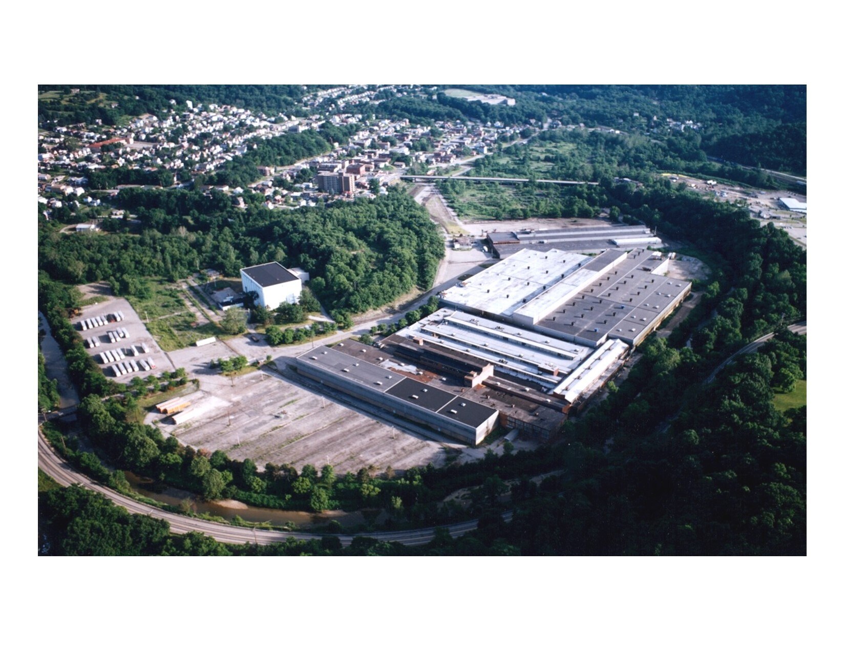 1000-5000 Commerce Cir, Trafford, PA à louer Photo principale- Image 1 de 2