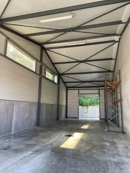 Flex in Bourgoin-Jallieu for lease - Building Photo - Image 3 of 4